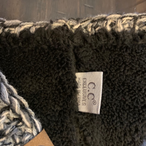 Black and white C. C ear warmer - Picture 3 of 4